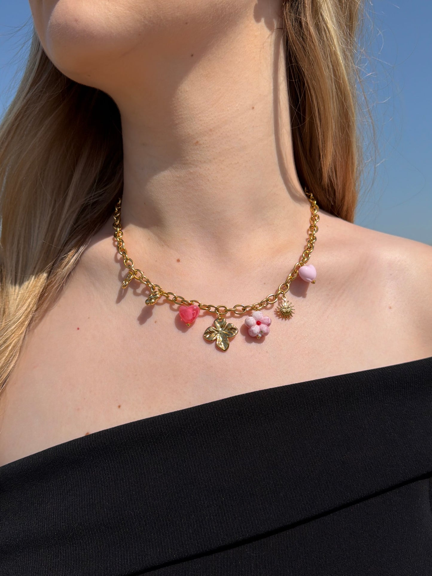 COLLIER AMORA